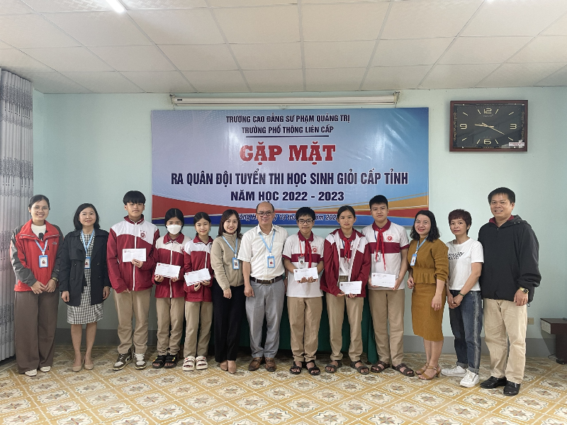 trao-tang-hoc-bong-toan-phan-vao-dai-hoc-chinh-quy-nam-2023-cua-truong-dh-quoc-te-mien-dong